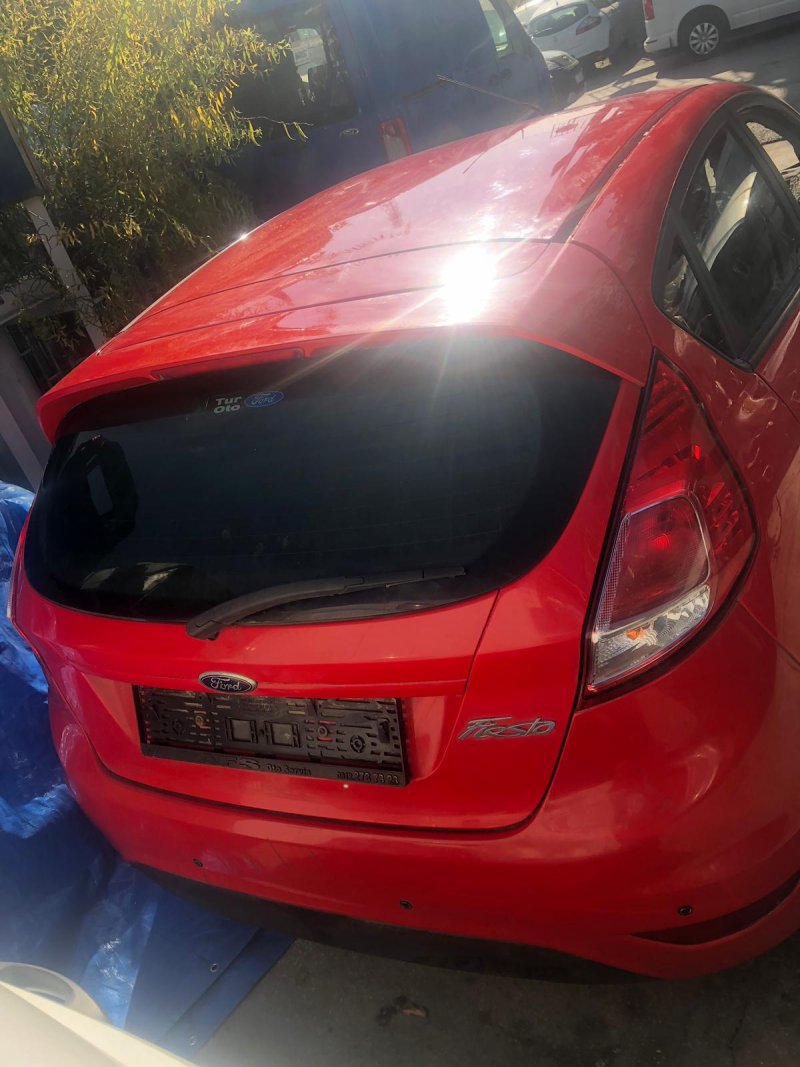 Ford Fiesta Kırmızı Tavan Arka